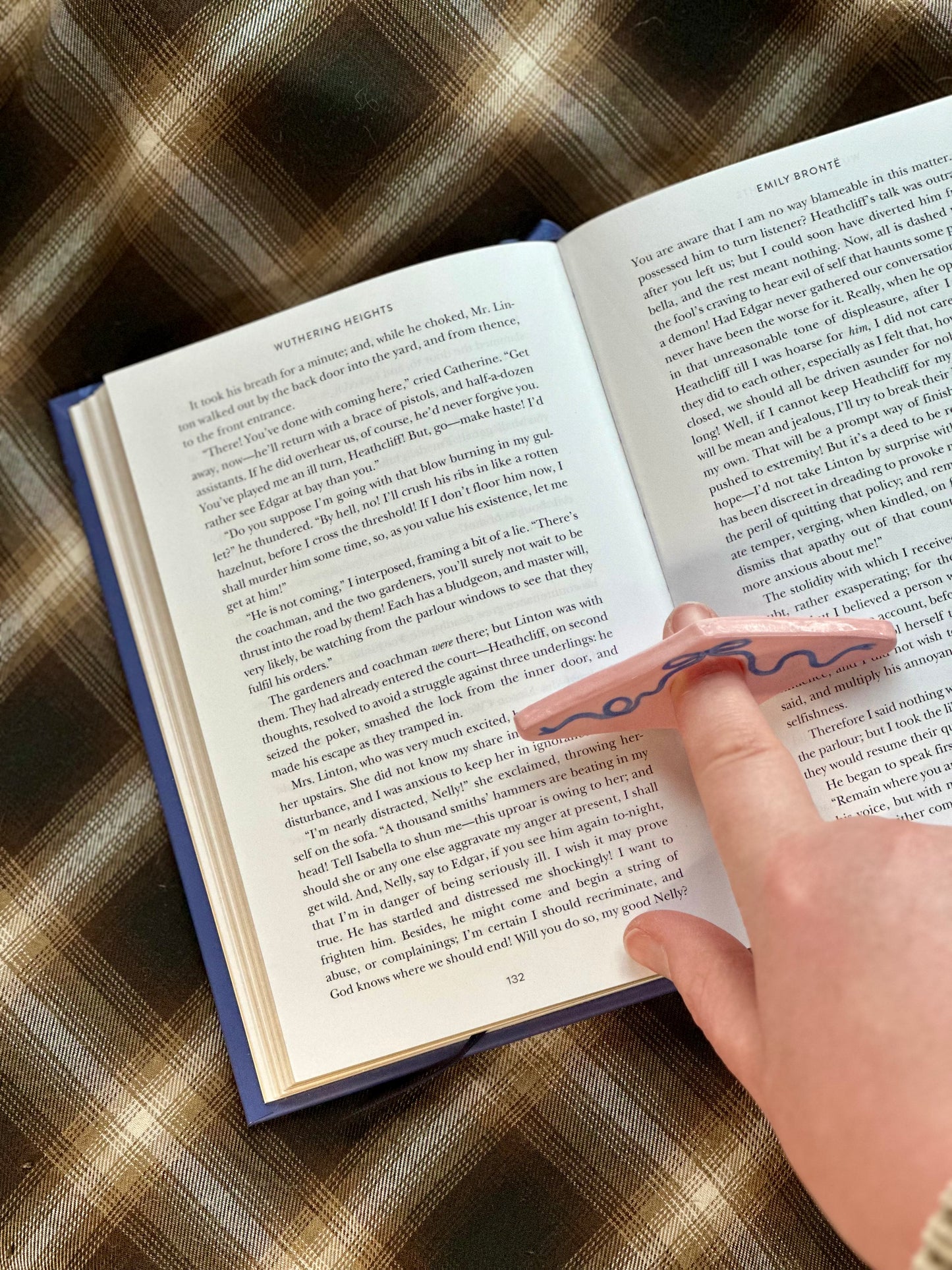 pink ribbon ceramic page holder